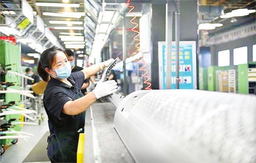 邯郸美的制冷设备工人在生产线上组装产品